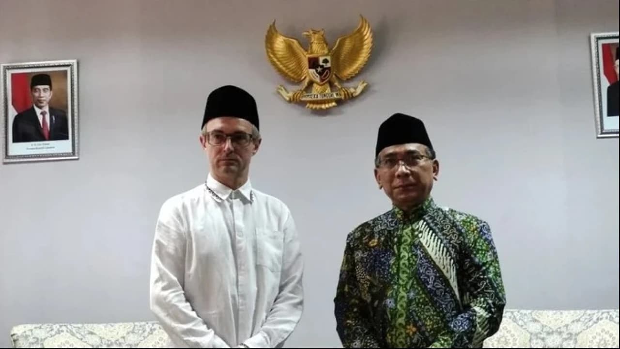 Visiting PBNU, Ukrainian Ambassador Wears a Black Peci