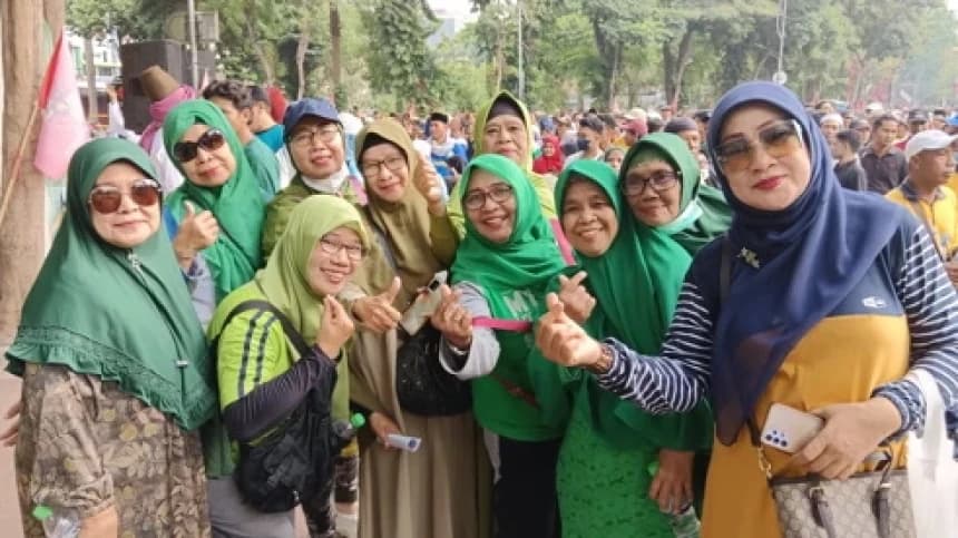 Selain Meriahkan Hari Santri, Emak-Emak Ini Ikut Jalan Sehat karena Ingin Hadiah Umrah
