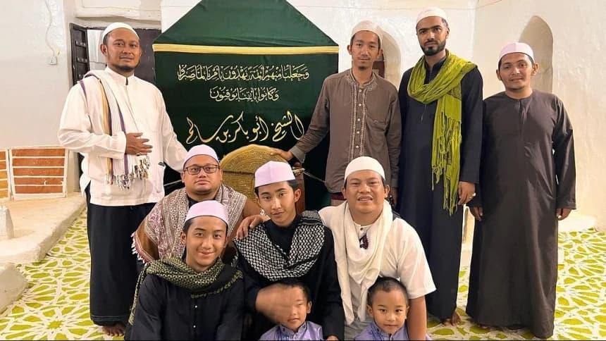 Bahagia Bertemu Habib Umar, Faank Wali Unggah Foto Keluarga saat di Tarim