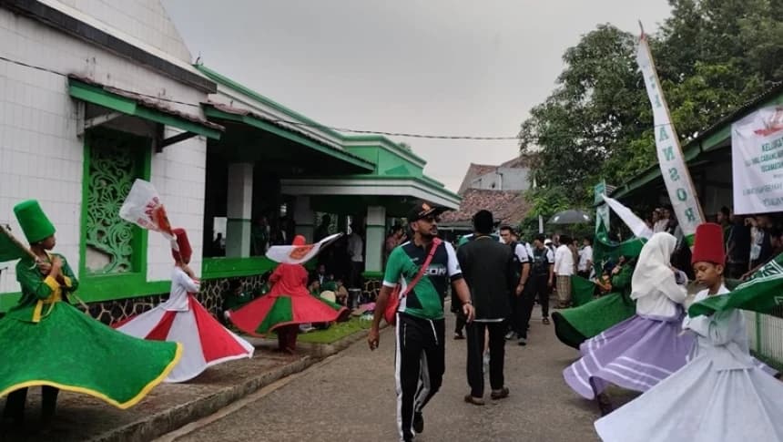 Tari Sufi Sambut Peserta Gowes Ansor di Makam Mama Cibogo Cibarusah Bekasi
