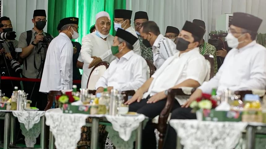 Saat Gus Ipul Persilakan Kursinya untuk Diduduki KHR Fachrillah Aschal