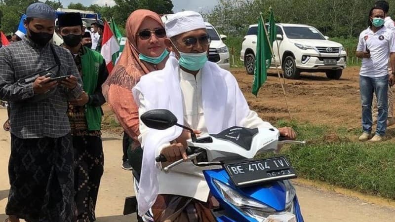 Tembus Kemacetan, Pengasuh Pesantren Lirboyo Bonceng Istri Naik Motor
