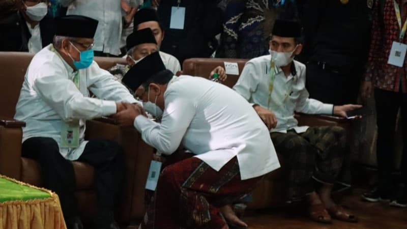 Momen Sejuk Muktamar: Gus Yahya dan Kiai Said Berangkulan, Disambut Shalawat Badar