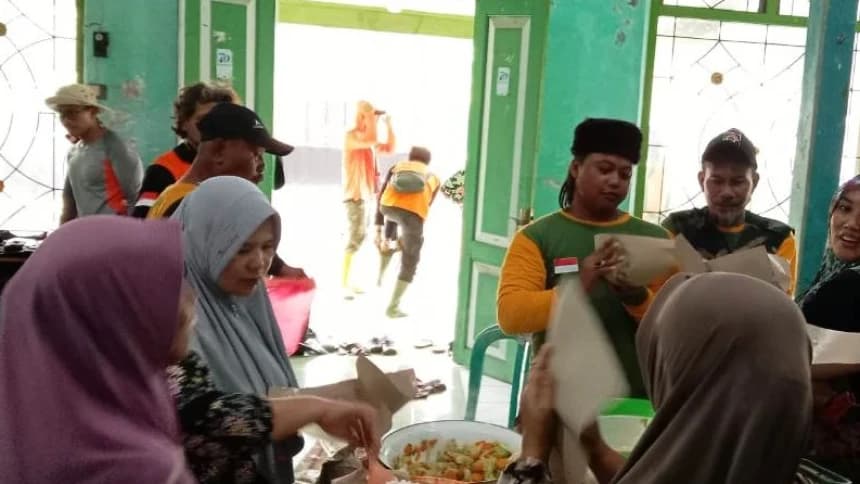 Banjir di Blitar Belum Surut, Warga Butuh Makanan dan Pakaian