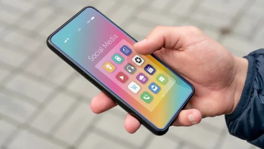 Orang Indonesia Lihat Smartphone 5 Jam Per Hari, Kenali Dampak Negatifnya