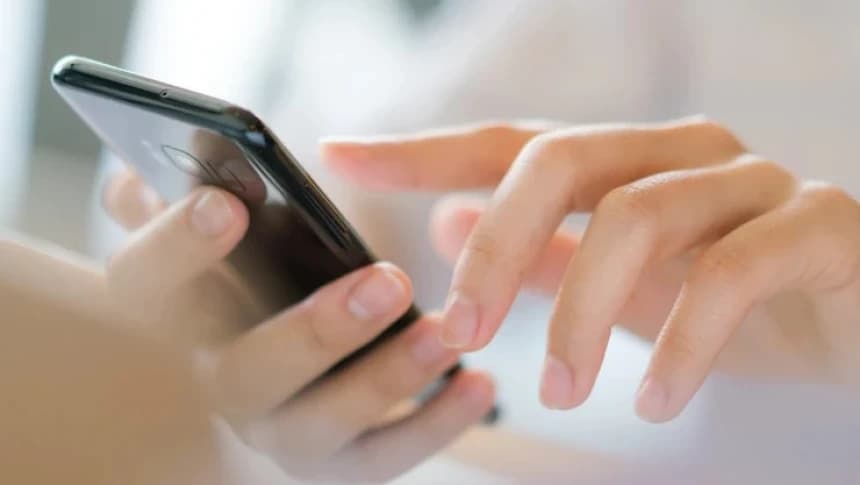 Apakah Batal Mematikan HP yang Tiba-tiba Berdering saat Shalat?