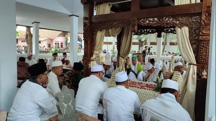 Kiai Buntet Sebut Hadiri Haul Ulama Bisa Menjadi Pembersih Hati