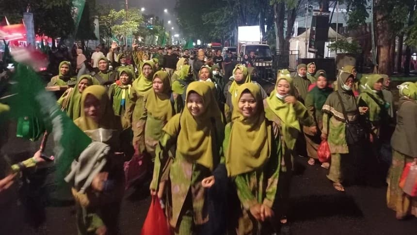 Spirit Ibu-Ibu Muslimat NU Tembus Padatnya Jalanan Menuju Acara Puncak 1 Abad NU