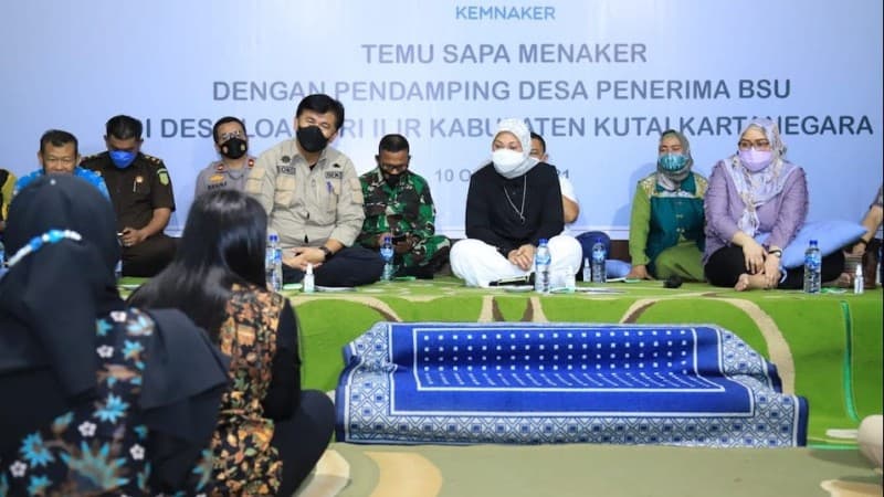 Disambut Yel-yel Penuh Semangat, Menaker Temui Pendamping Desa Penerima BSU