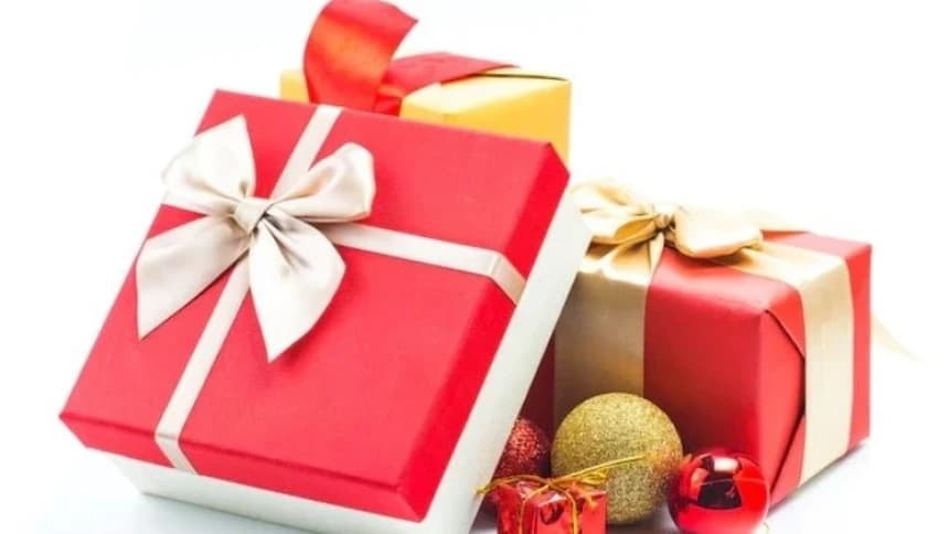 Mengucapkan Selamat, Memakai Atribut, dan Menerima Hadiah Natal