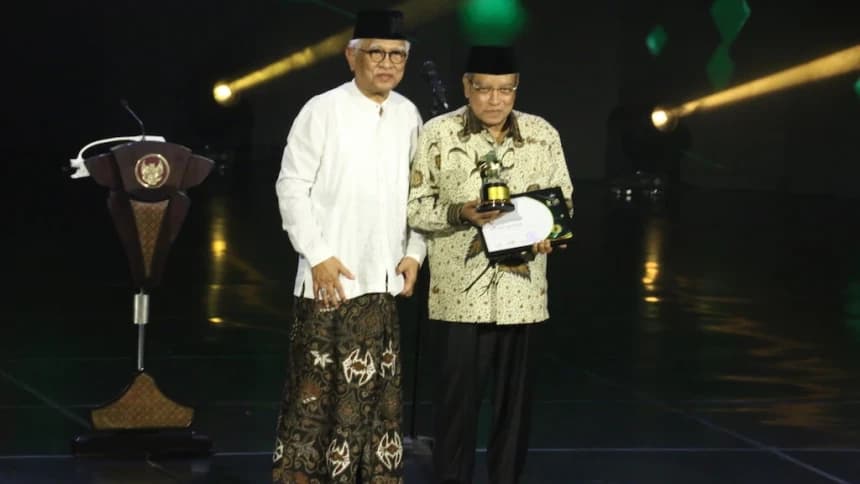 KH Said Aqil Siroj Terima Anugerah 1 Abad NU