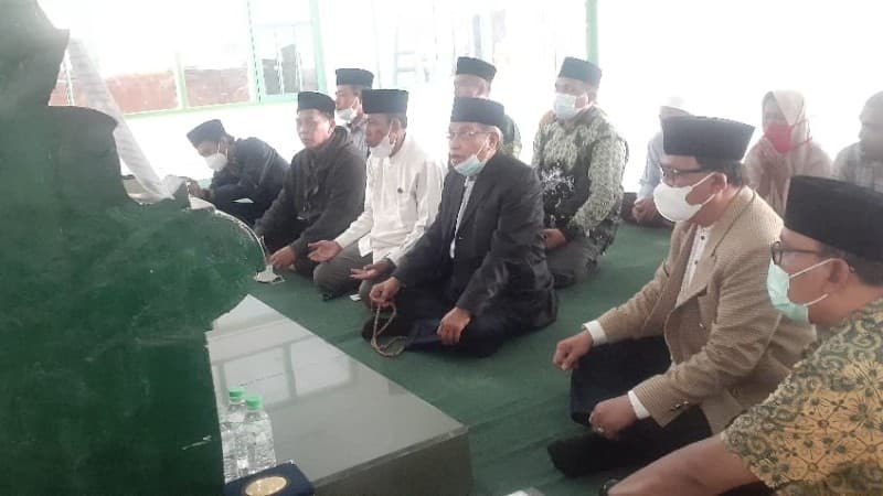 KH Said Aqil Siroj Ziarah Makam Pendiri Al Khairaat