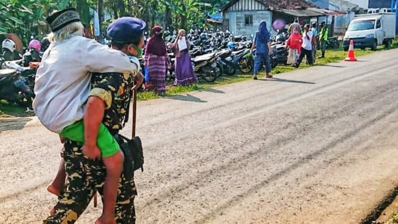 Aksi Kemanusiaan Banser Banyumas, Gendong Lansia sampai Rumah Usai Divaksin