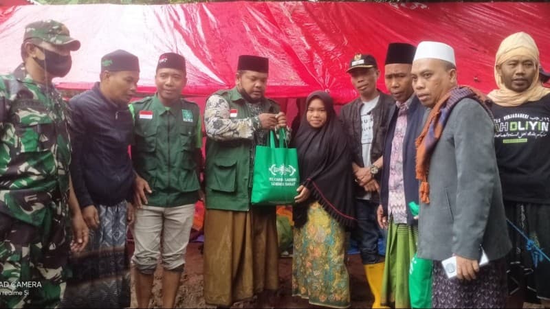 Relawan NU Lombok Barat Serahkan Bantuan untuk Warga Terdampak Banjir dan Longsor