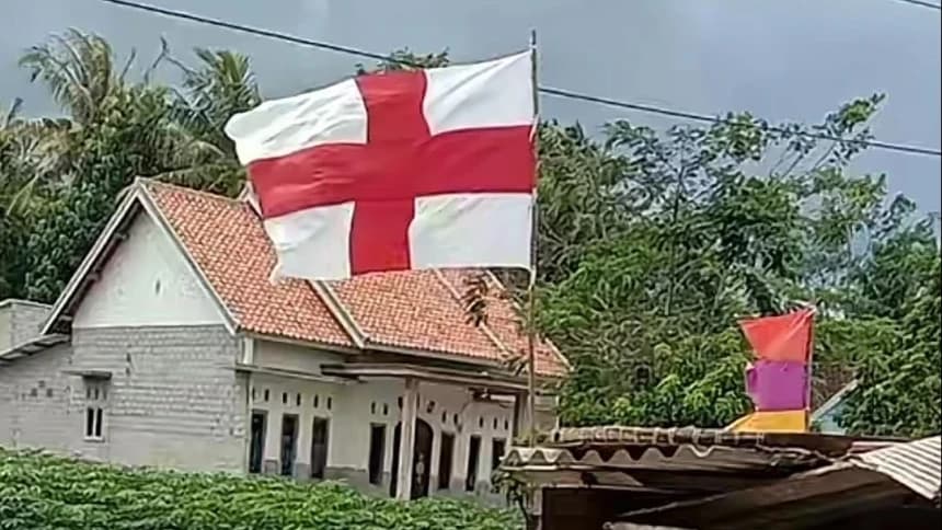 Dianggap Sama-sama Merah Putih, Ibu Ini Justru Pasang Bendera Inggris