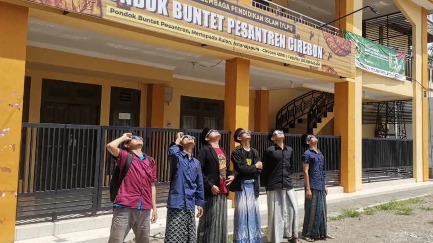 Lembaga Falakiyah dan Astronomi Buntet Pesantren Amati Gerhana Matahari dengan Kacamata Buatan Sendiri