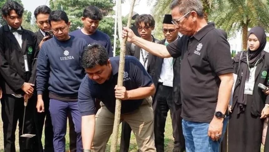 Peduli Isu Lingkungan, Ratusan Mahasiswa Baru Unusia Tanam Pohon