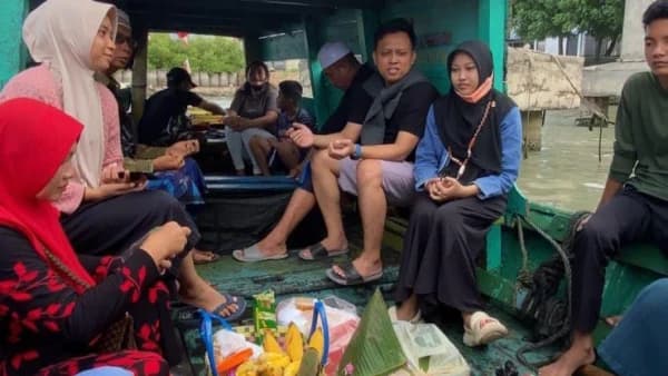 Tradisi Warga Bangkalan saat Lebaran Ketupat: Naik Perahu ke Tengah Laut