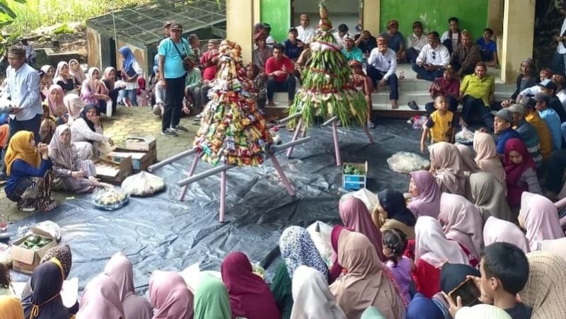 Kirab Tujuh Tumpeng Tandai Awal Maulid di Pranak Lau Kudus