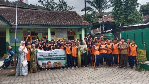 Perkuat Kesadaran Hukum, Paralegal Muslimat NU Lampung Edukasi Masyarakat dan Pelajar