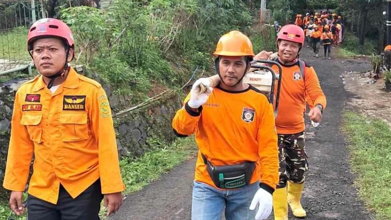 Banser Tanggap Bencana Intens Lakukan Evakuasi, 16 Korban Longsor Cibeunying Ditemukan