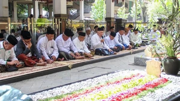 Peringati Harlah 1 Abad NU, PWNU Jawa Timur Ziarahi Makam Muasis NU di Jombang