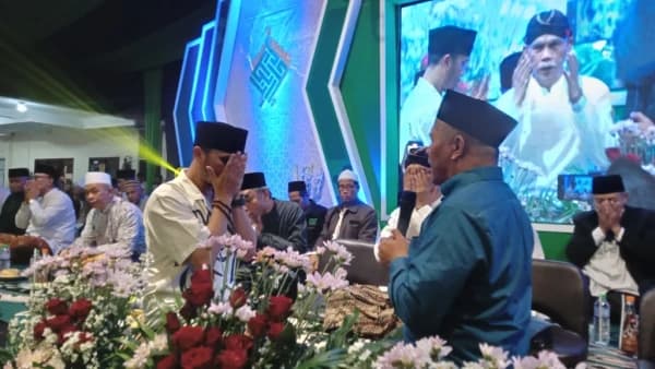 Hanan Attaki Nyatakan Bergabung dengan NU di Depan Kiai Marzuki Mustamar
