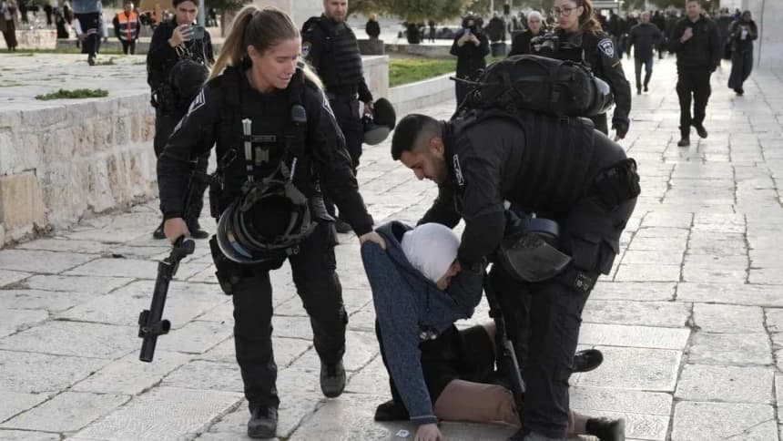 Kembali Serbu Masjid Al-Aqsa, Pasukan Israel Pukuli Jamaah dan Tembakkan Gas Air Mata 