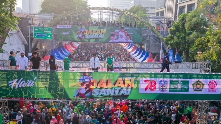 Pekikkan Takbir, Gus Yahya Lepas Peserta Jalan Sehat Hari Santri 2023 