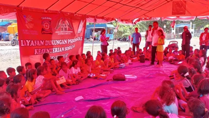 Salurkan 3,7 M, Bantuan Kemensos Terus Mengalir untuk Warga Terdampak Erupsi Lewotobi