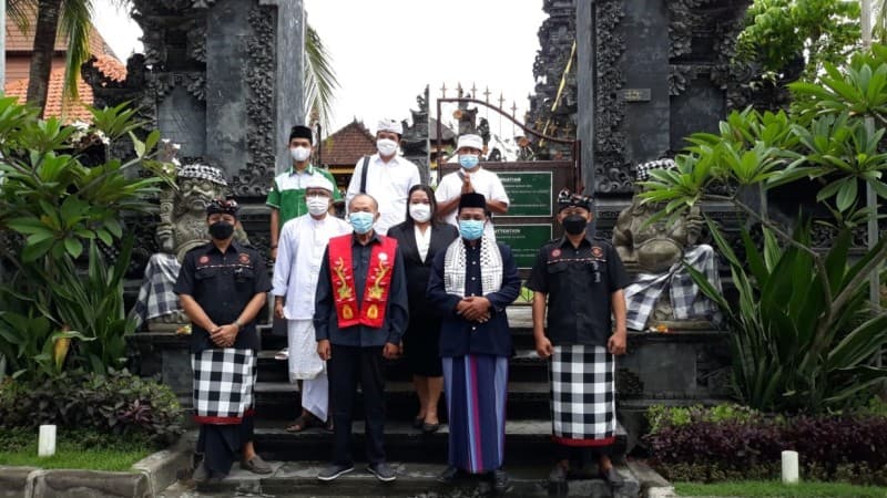 Umat Hindu dan Muslim Perkuat Gotong Royong dan Kerukunan di Jimbaran