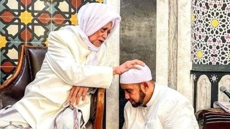 Saat Kiai Anwar Manshur Usap Kepala dan Doakan Habib Syech