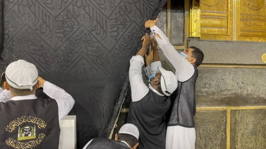 6 Fakta tentang Kiswah Ka’bah
