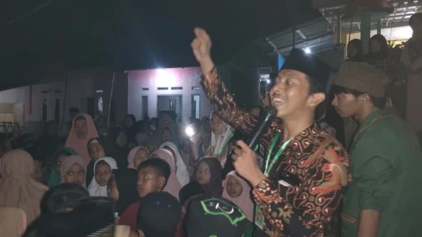 Mahasiswa KKN Unusia Ajak Warga Pawai Obor dan Bagikan Bingkisan