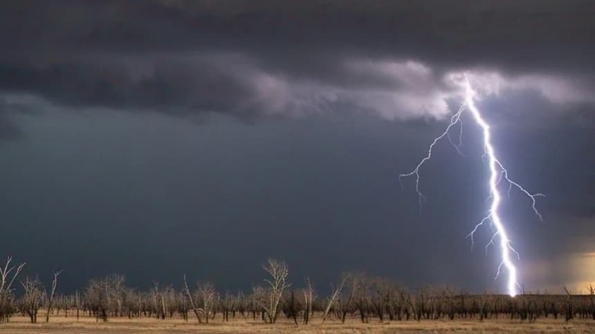 Di Bawah Langit Kelam