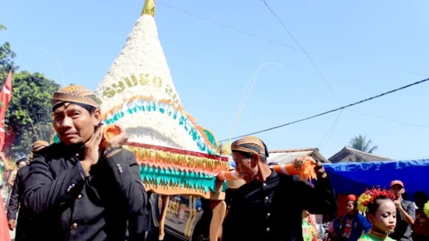 Larung Sesaji, Tradisi Muharram Wujud Syukur Masyarakat Pesisir Laut Selatan