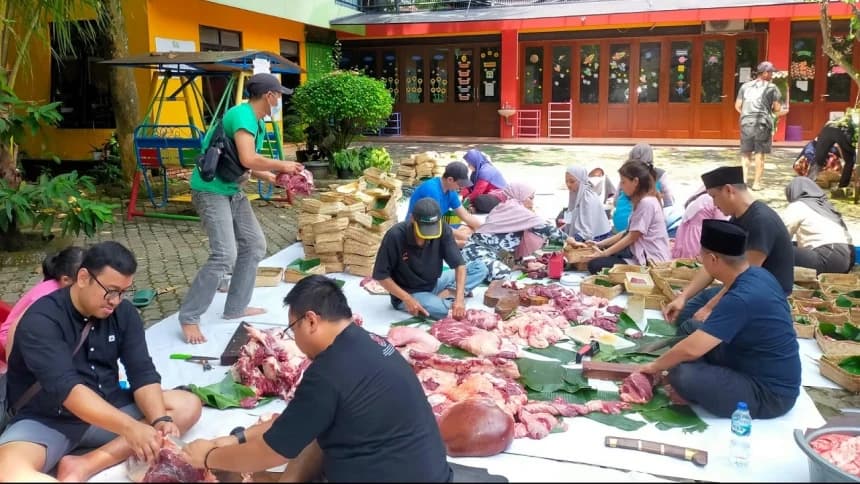 Besek Bambu untuk Daging Kurban, Ikhtiar LAZISNU Jaga Lingkungan