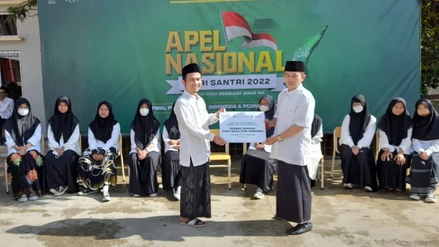 Momen Hari Santri, LAZISNU Bagikan Bantuan untuk Guru Ngaji dan Honorer