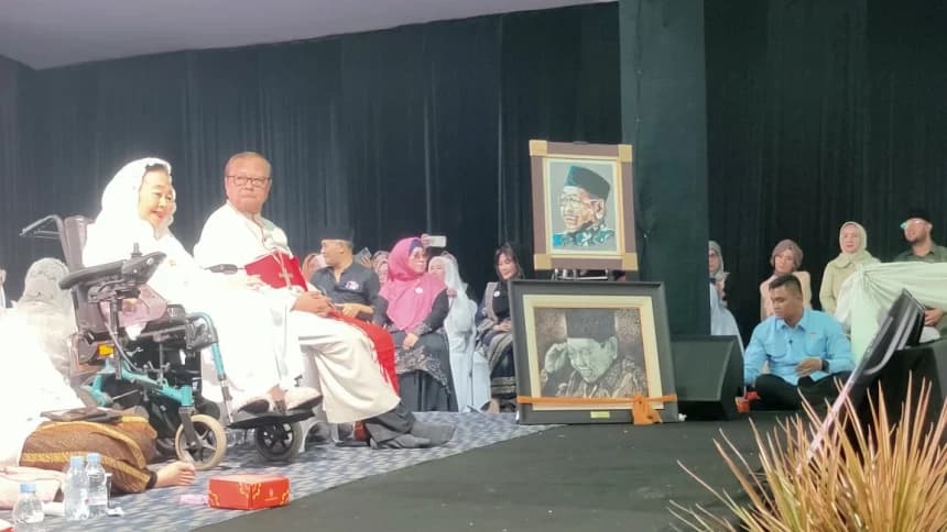 Nyai Sinta Terima Hadiah Lukisan Gus Dur Berbahan Cangkang Telur 