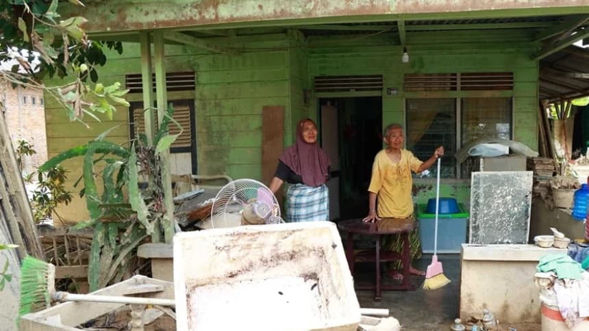 Bolak-Balik Pengungsian, Perempuan Lansia Aceh Tamiang Bersihkan Rumah dari Lumpur Setinggi Lutut