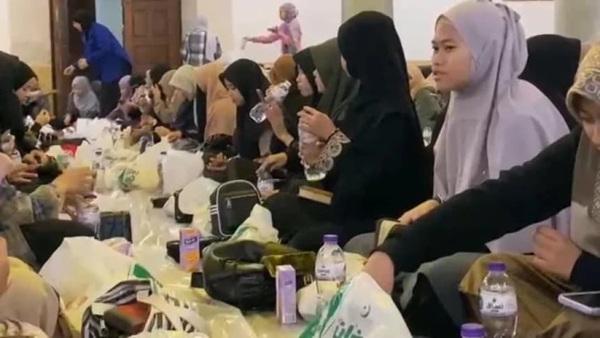 Cerita Mahasiswa Indonesia Didahulukan Ambil Menu Buka Puasa di Masjid Al-Azhar Mesir