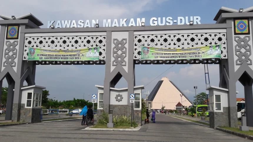 Humor: Makam Gus Dur Masih Tutup
