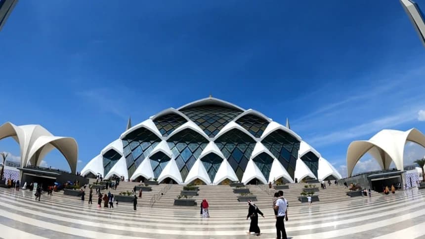 Akhir Pekan di Masjid Raya Al-Jabbar, Destinasi Wisata Baru di Bandung