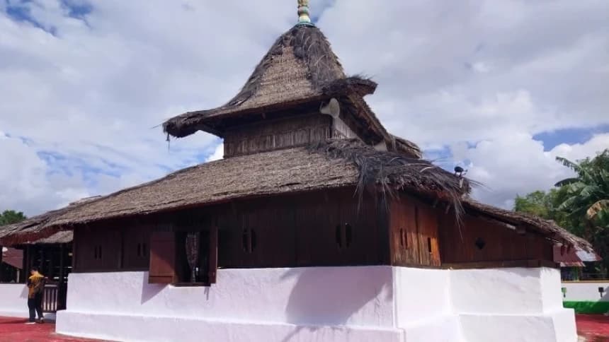 Keunikan Masjid Tua Wapaue di Maluku Tengah