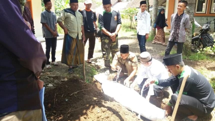 Orang yang Dianjurkan Membuka Kain Kafan pada Pipi Jenazah saat Pemakaman