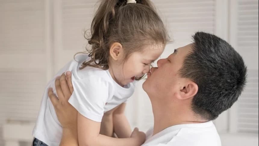 Hukum Mencium Anak Kecil Non-Mahram di Depan Publik