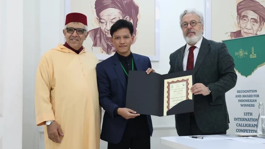 Sering Diajak Ayah Melihat Kaligrafi Masjid, Kini Juara 3 Dunia