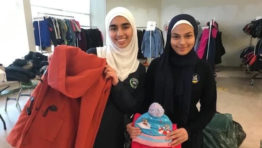 Siswa Muslim di Kanada Bagikan Ratusan Mantel Musim Dingin untuk Tunawisma
