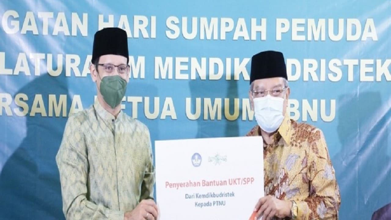 Visiting PBNU, minister hands over five ITSNU permits