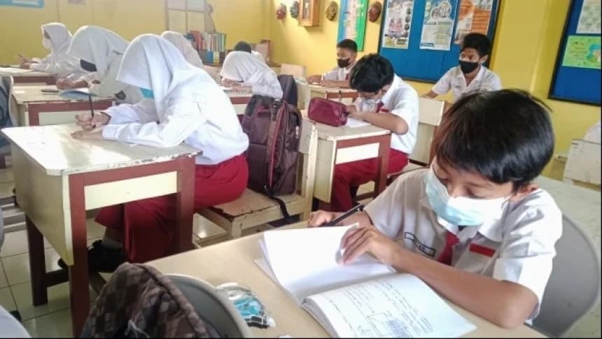 Ragam Kebijakan Daerah: Tutup atau Tetap Sekolah Tatap Muka?